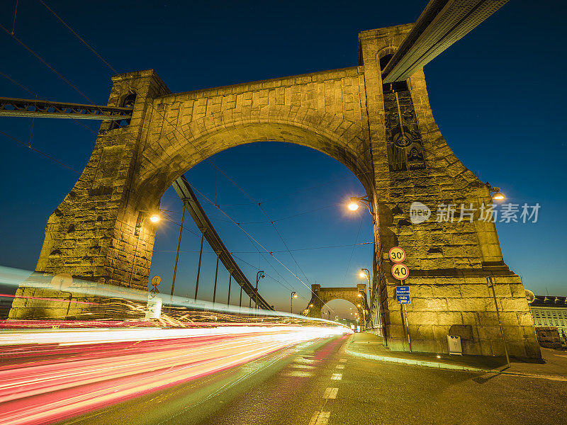 弗罗茨瓦夫(Wroclaw)格伦瓦尔德兹基桥(Grunwaldzki Bridge)的夜间交通